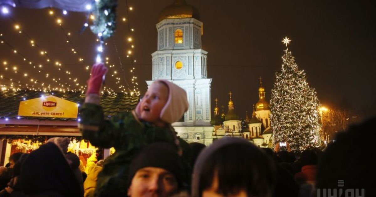 У Києві засяяла прекрасна 24-метрова ялинка / © УНІАН