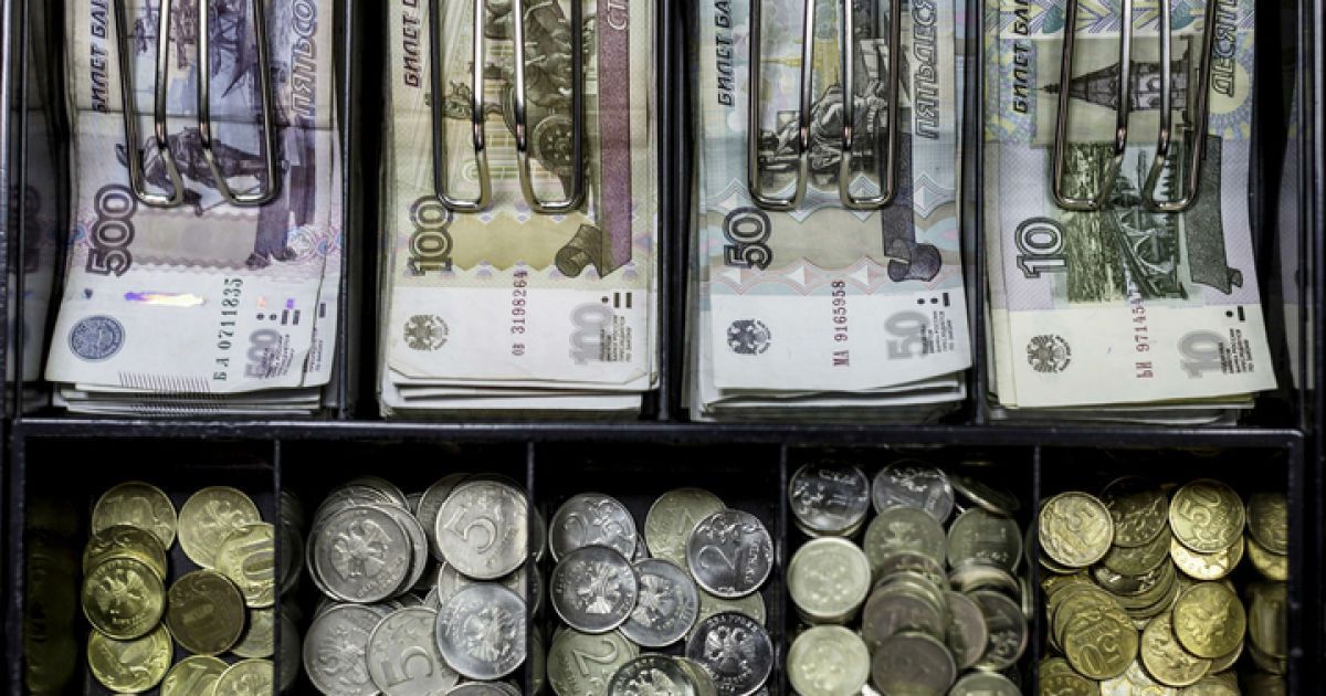 Рубль стрімко падає у валютну "прірву"