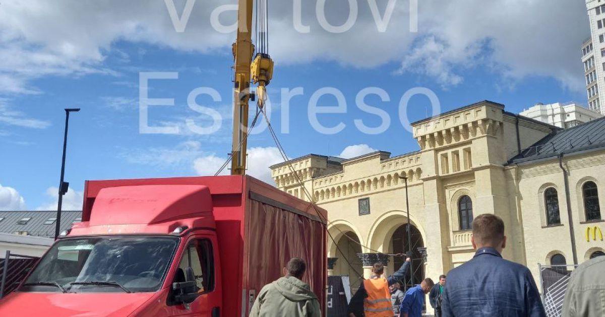 У Києві на Арсенальній вантажівка провалилася під землю