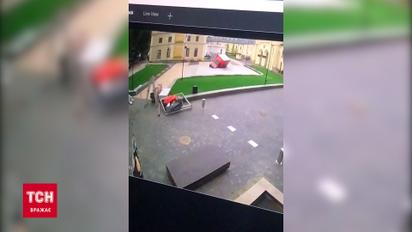 З'явилося відео моменту провалу вантажівки на відреставрованій Арсенальній площі