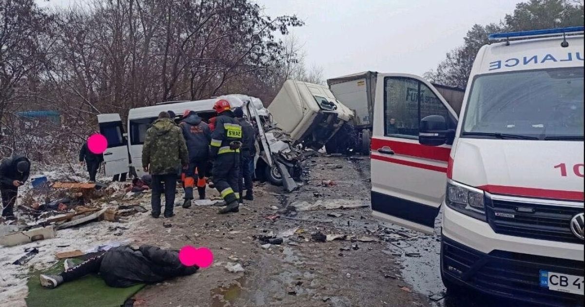 Смертельное столкновение маршрутки с фурой возле Чернигова: появились первые фото (18+)