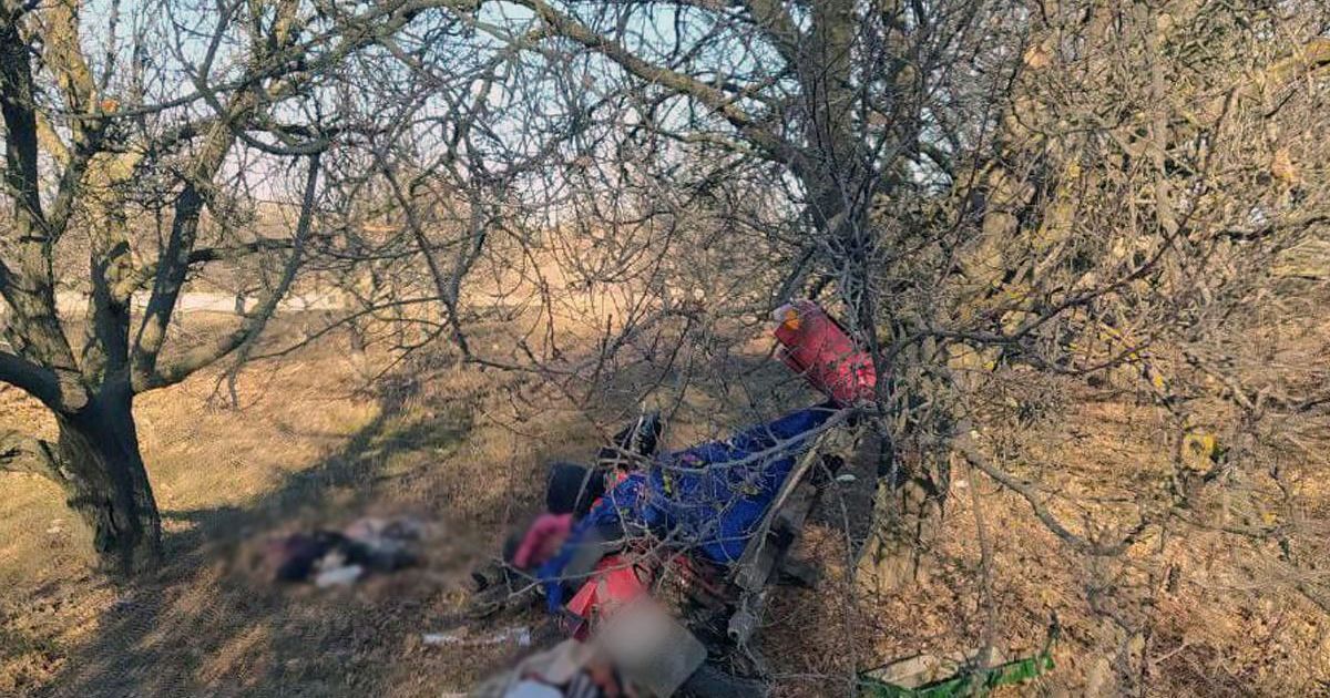 У Донецькій області нетверезий водій на мотоциклі з трьома дітьми у колясці потрапив у ДТП: загинула 4-річна дівчинка