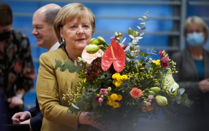 Канцлерка Меркель отримала на прощання дивний подарунок: що означає кизиловий кущ