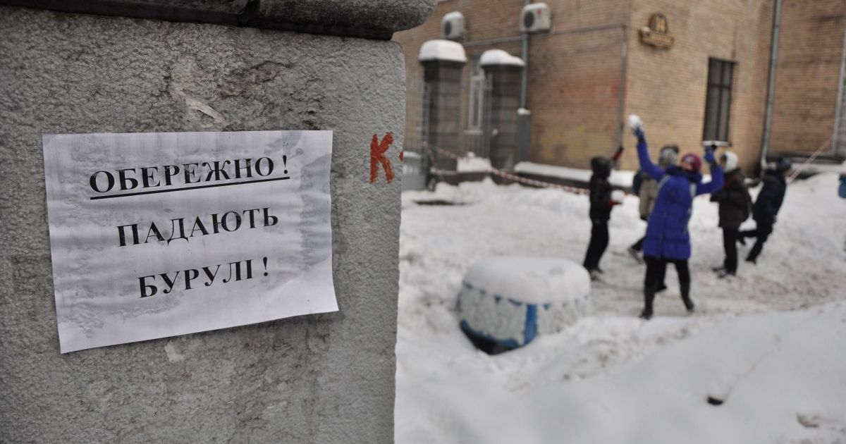 Бурулькова навала у столиці: кому дзвонити, аби під будинком було безпечно ходити