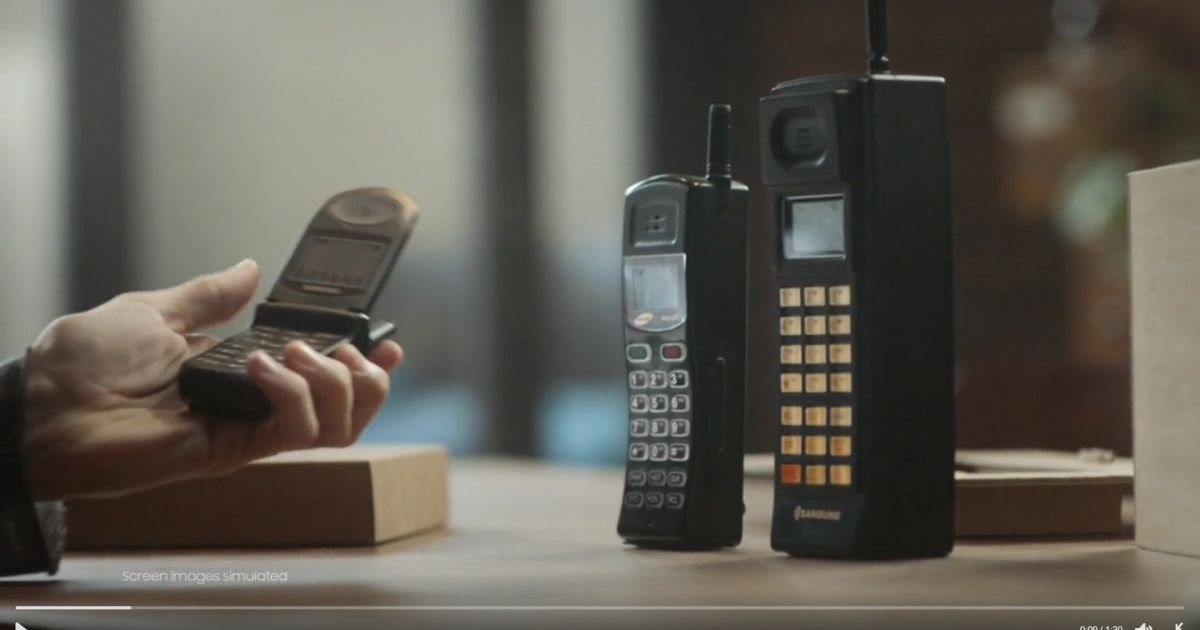 Samsung показала еволюцію технологій від мобільника-"цеглини" до окулярів VR
