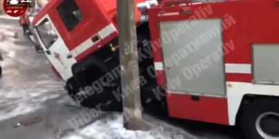 У Києві машина рятувальників провалилася під асфальт, коли їхала на пожежу