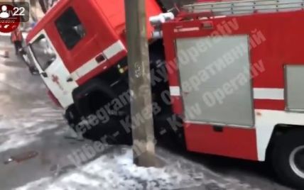 В Киеве машина спасателей провалилась под асфальт, когда ехала на пожар