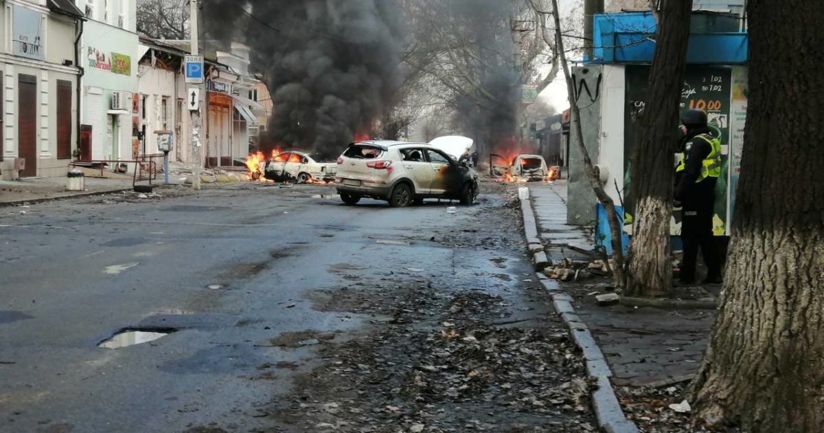 Люди в авто заживо згоріли: все, що відомо про обстріл Херсона росіянами у переддень Різдва (моторошні фото, відео)