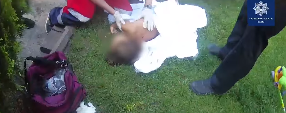 Мать думала, что малышка утонула, а она была жива: в Киеве 2-летняя девочка упала в бассейн (видео)
