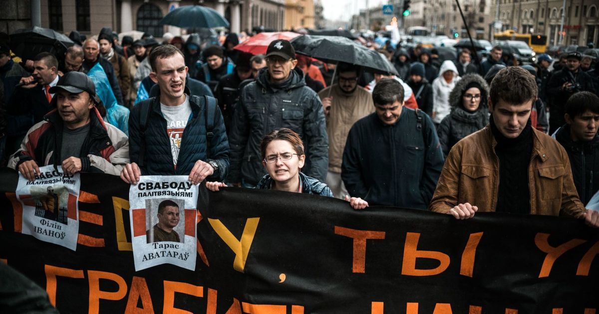В Минске "рассерженные" беларусы вышли на несанкционированный марш против действий власти