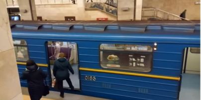 Голий чоловік у київському метро увірвався до кабіни машиніста