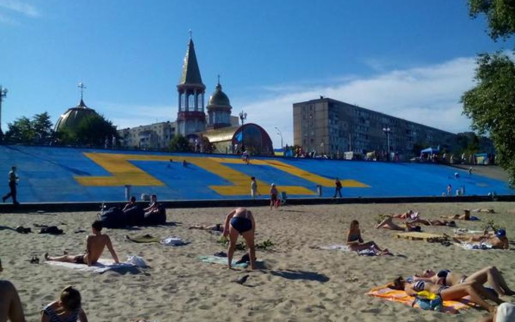 На Оболони появился самый большой крымскотатарский флаг в Украине. / © twitter/Ukrainian Updates