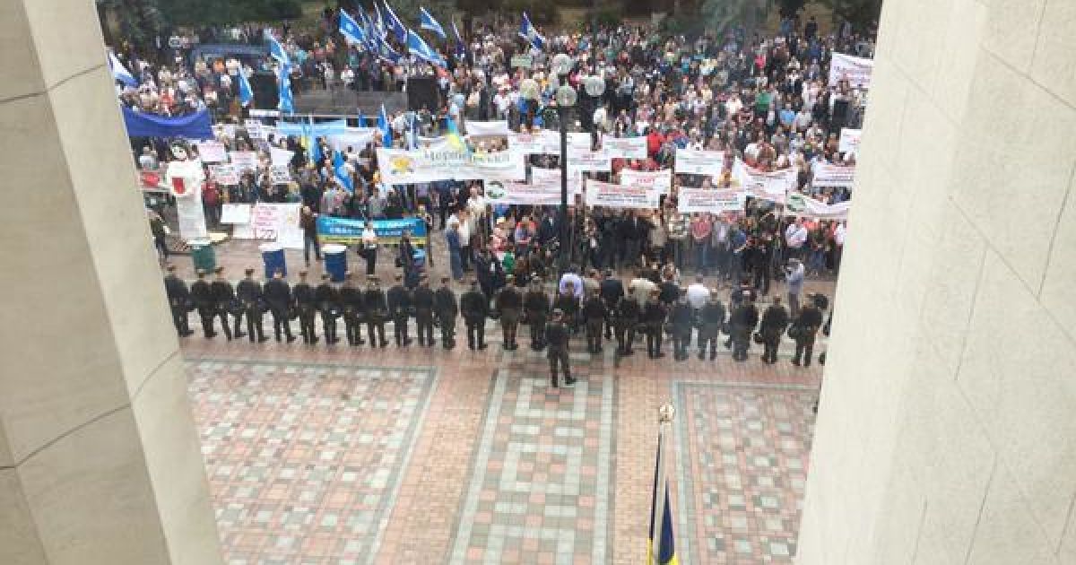 Під Радою проходить мітинг