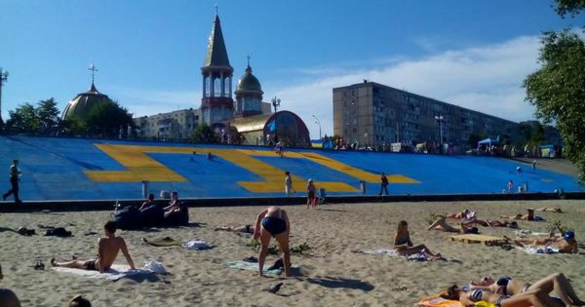 На Оболони появился самый большой крымскотатарский флаг в Украине.