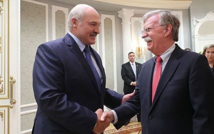 Лукашенко назвав візит Болтона "історичним" і запропонував почати відносини зі США "з чистого аркуша"