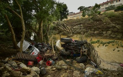 В Испании бушует непогода: разрушены дороги, затоплены улицы, остановлено движение поездов