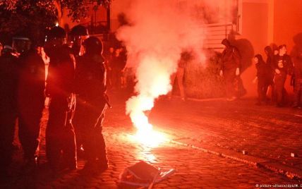 У Берліні близько двох тисяч радикалів закидали поліцейських камінням