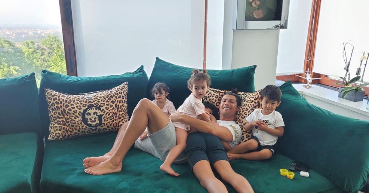 Татусеві дівчатка: Роналду поділився милим фото своїх донечок