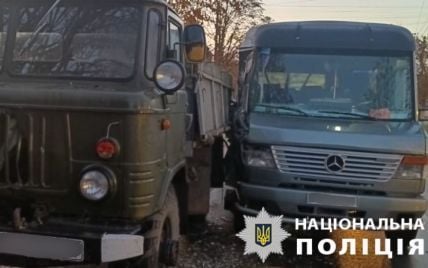 На Київщині маршрутка влетіла у припаркований ГАЗ: двоє чоловіків, які стояли поруч, загинули на місці