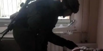Лежала безпомічною у руїнах: боєць "Азову" поділився історією порятунку жінки під час боїв за Маріуполь (відео)