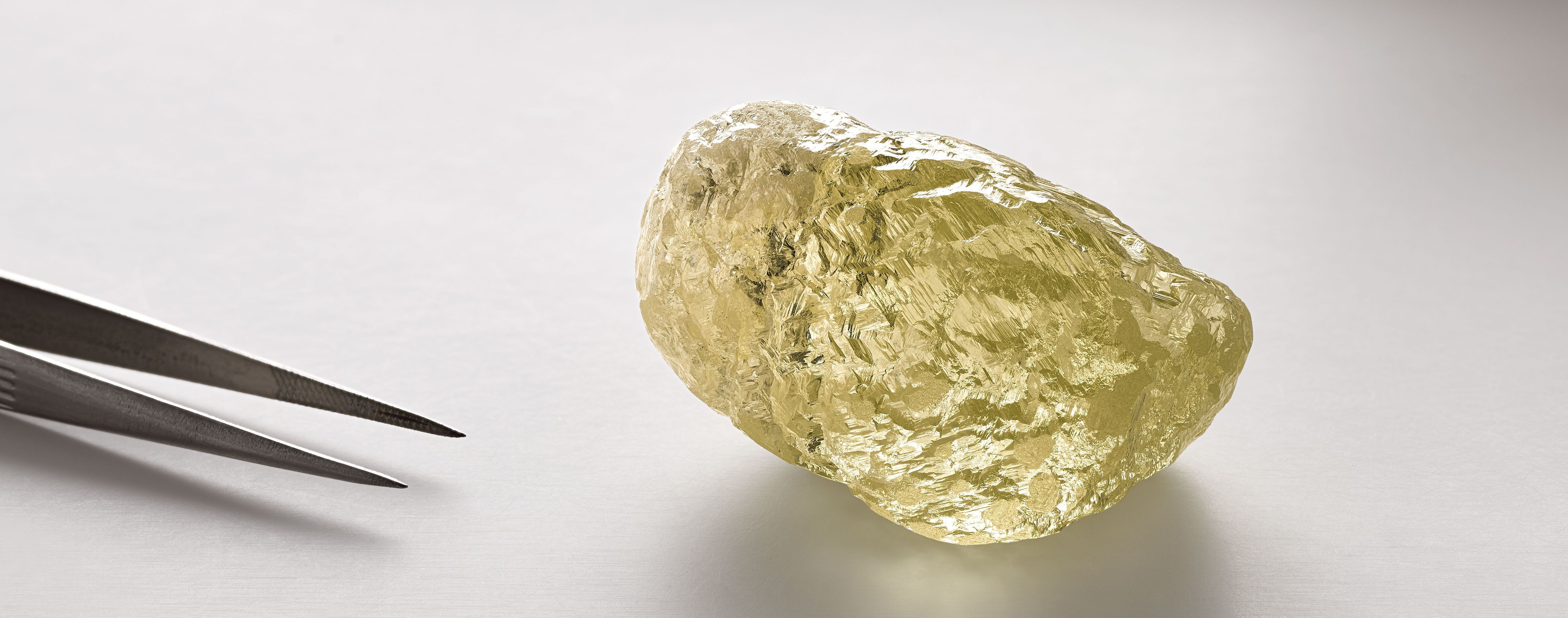 У Канаді знайшли алмаз розміром з куряче яйце