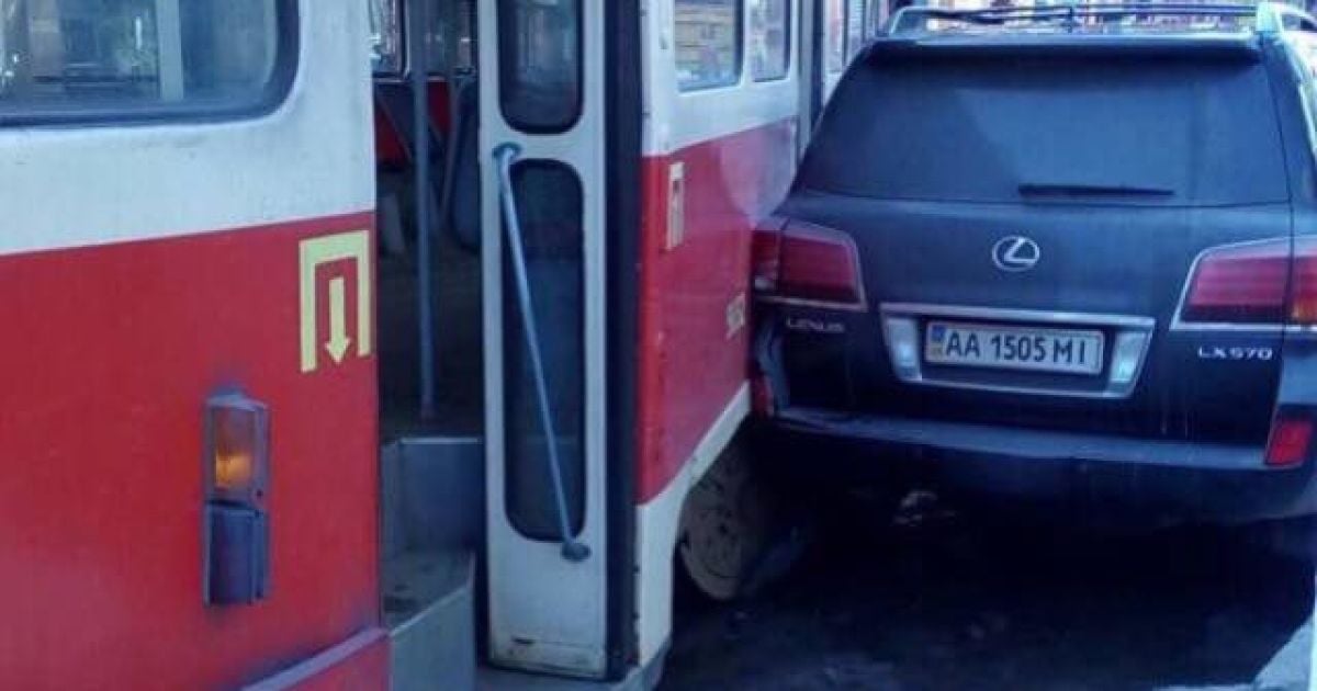 У Києві трамвай зійшов із рейок і врізався у припаркований Lexus