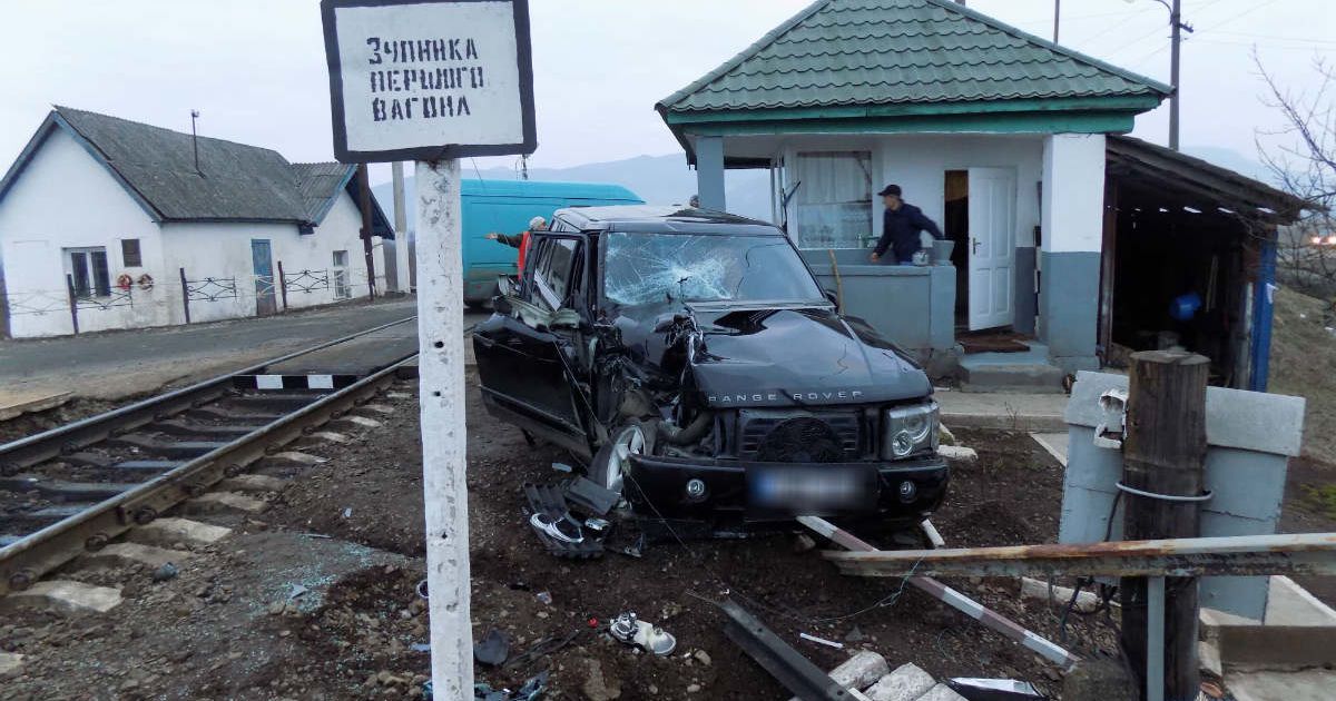 Land Rover протаранив потяг_1 / © ГУ НП Закарпатской области