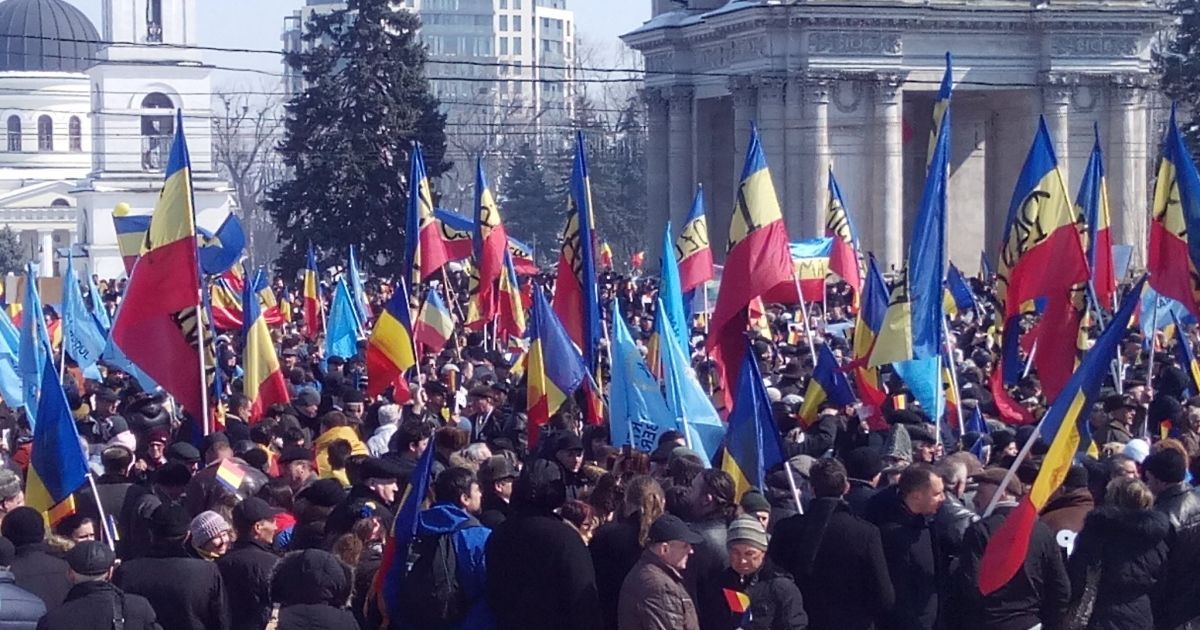 У Кишиневі тисячі людей вийшли на вулиці заради об’єднання Молдови з Румунією