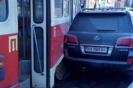 В Киеве трамвай сошел с рельсов и врезался в припаркованный Lexus