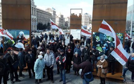 На Майдане десятки людей вышли на акцию солидарности с белорусским Днем свободы