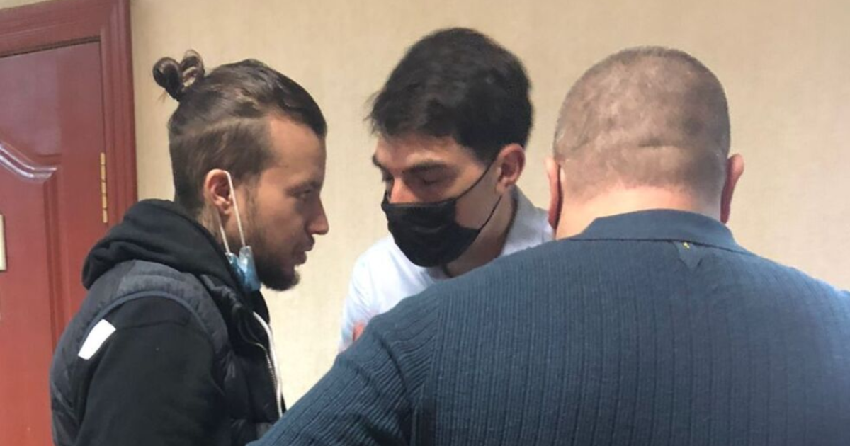 У метро Києва іноземець вдарив жінку в обличчя та погрожував пасажирам пістолетом / © vesty.co.il