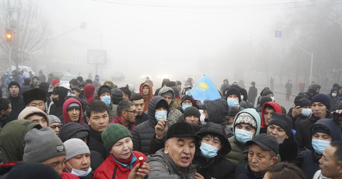 Протести в Казахстані: в Алмати мітингувальники захопили аеропорт і розграбували магазин зброї