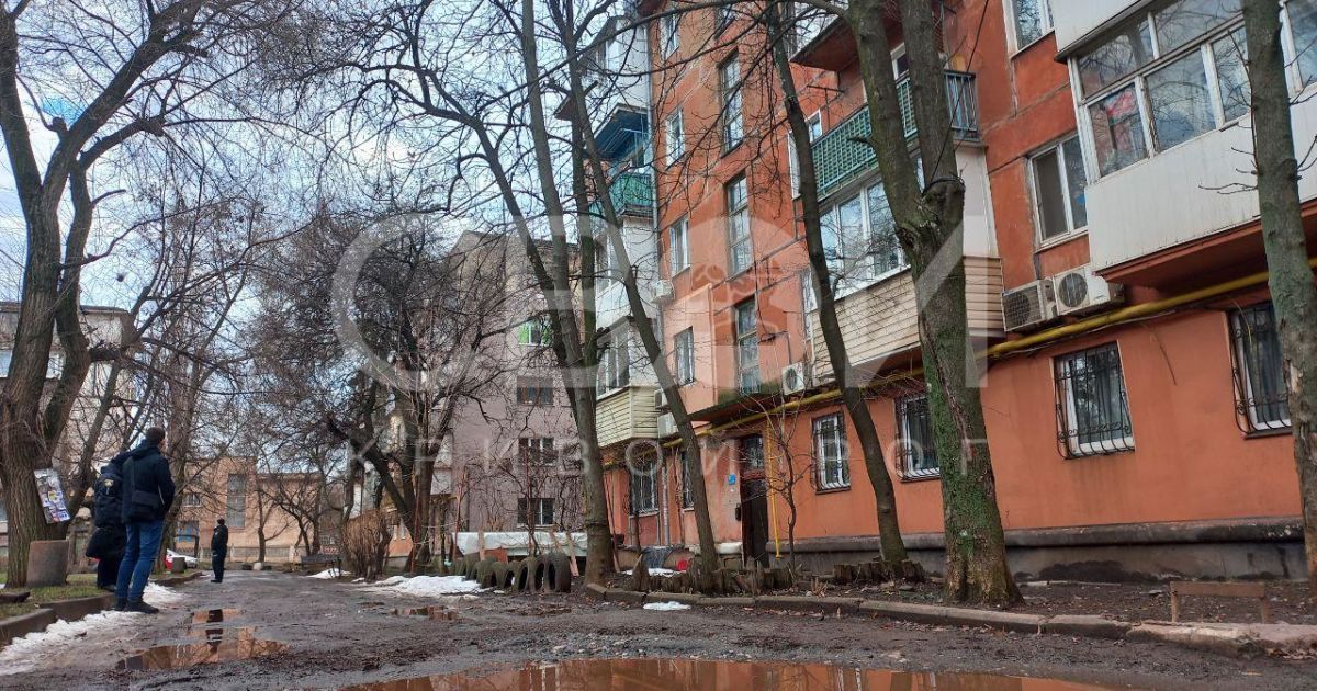 Струс мозку та забій грудної клітки: у Кривому Розі чоловік випав з вікна багатоповерхівки та дивом вижив