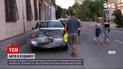 Новости Украины: во Львове легковушка протаранила здание и искалечила двух людей