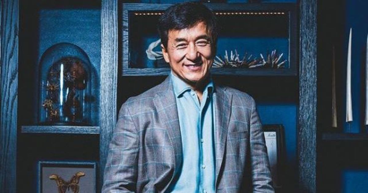 Усміхнений Джекі Чан знявся у фотосесії відомого глянцю
