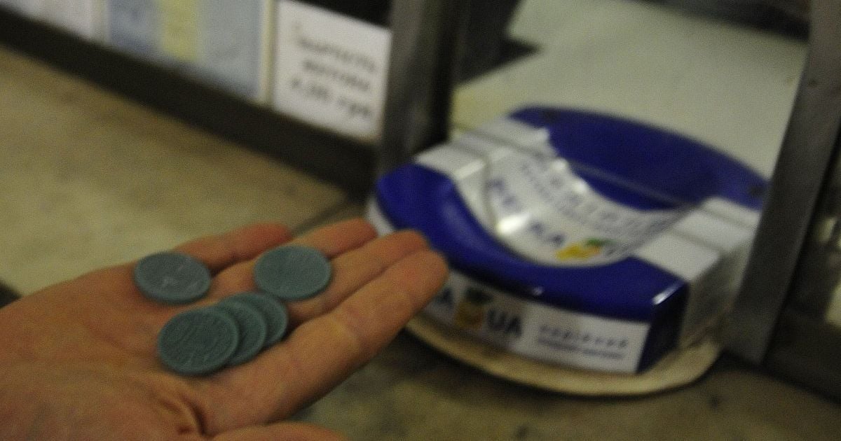 В Киеве мужчина насобирал 2300 синих жетонов метро для обмена на зеленые