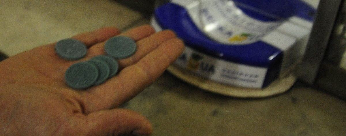 У Києві чоловік назбирав 2300 синіх жетонів метро для обміну на зелені