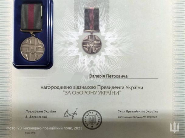 Чоловіка нагородили / Фото: Рівненська обласна державна адміністрація