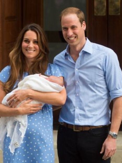 Кэтрин и Уильям с сыном Георгом на следующий день после его рождения / © Getty Images
