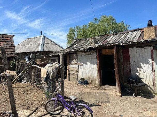 На Закарпатті виявили родину, де восьмеро дітей ніколи не ходили до школи (фото)