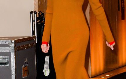 Стильный выход: Виктория Бекхэм в ярком платье на улицах Нью-Йорка