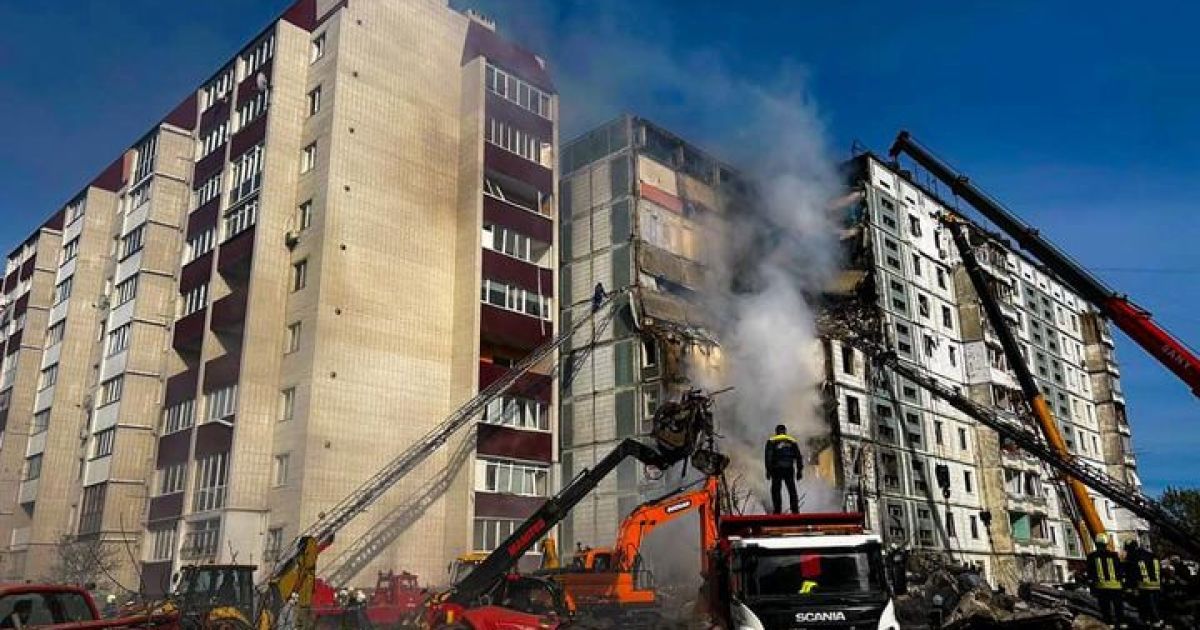 Окупанти двома ракетами пошкодили три багатоповерхівки в Умані.