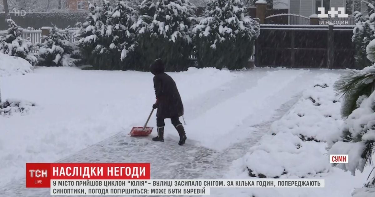 Снігова негода в Сумах: водії скаржаться на слизькі та нечищені вулиці