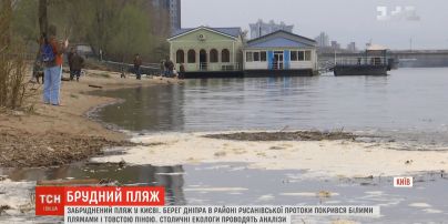 Берег Днепра в районе Русановской протоки покрылся белыми пятнами и толстой пеной