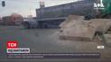 В Одессе во время движения водителя фуры засыпало его же грузом