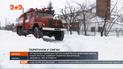 Спасатели Львовской области сквозь метровые снежные заносы несли пациентку