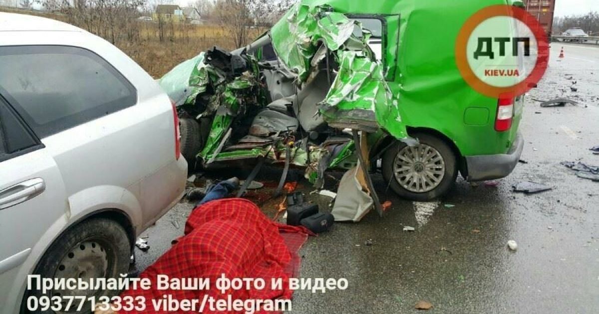 Смертельна ДТП під Києвом: Volkswagen на високій швидкості врізався в фуру