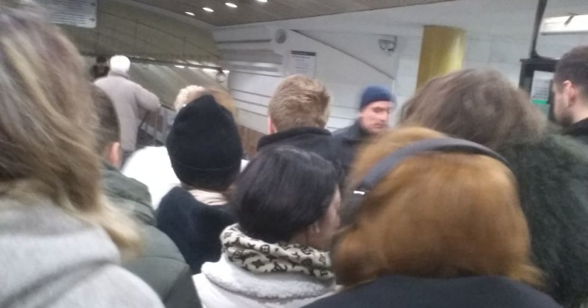 В метро в Киеве произошел коллапс: на станциях собрались огромные очереди (фото)