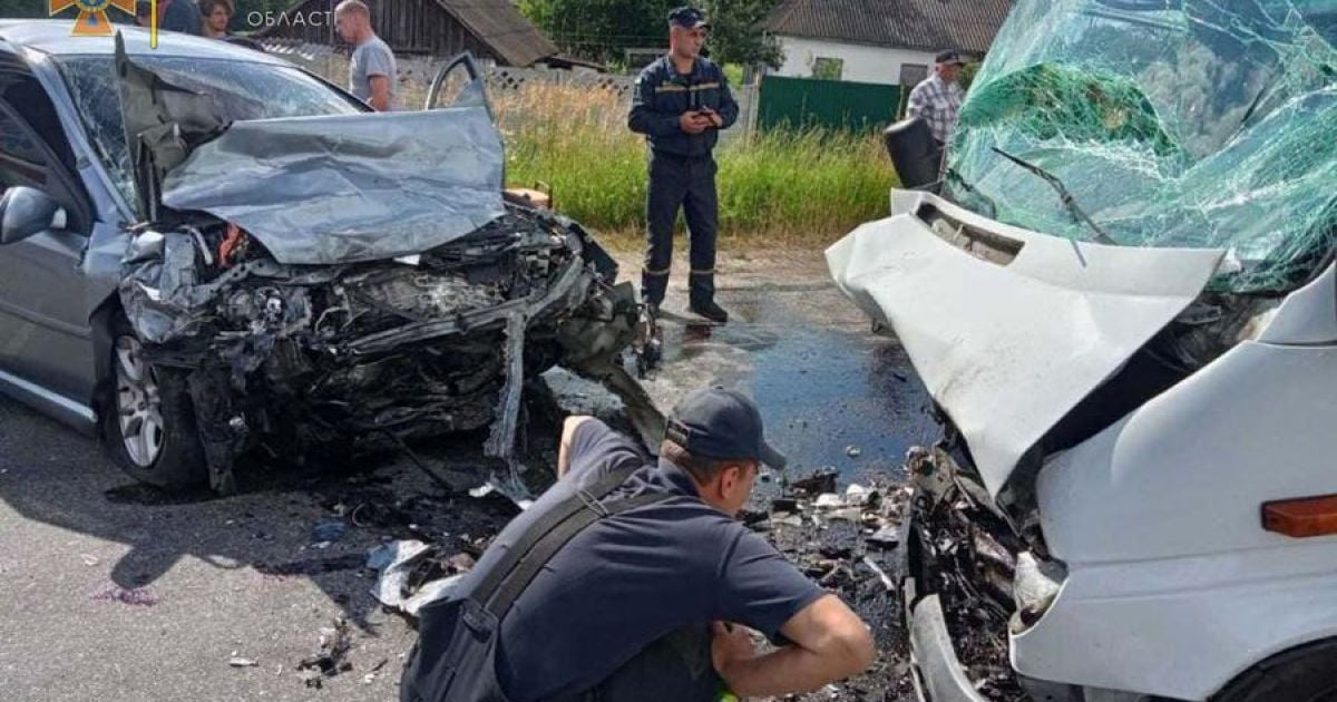 На трасі Київ-Чернігів у лобовому зіткненні легковика і маршрутки постраждало 9 людей