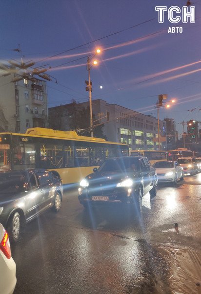 Провал асфальту у центрі Києва_1 / © facebook.com/Паша Дячек